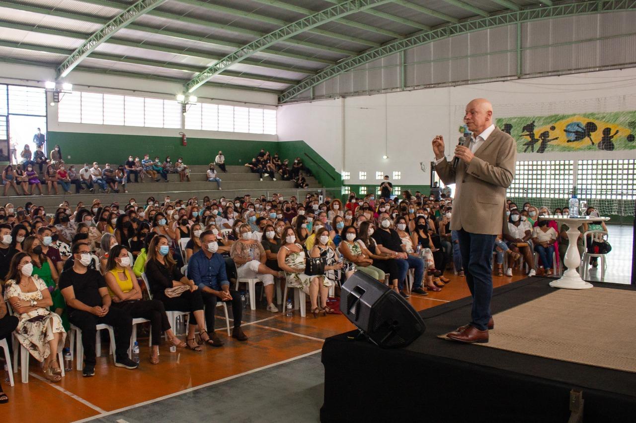Leandro Karnal encerra formação pedagógica em Itaquaquecetuba