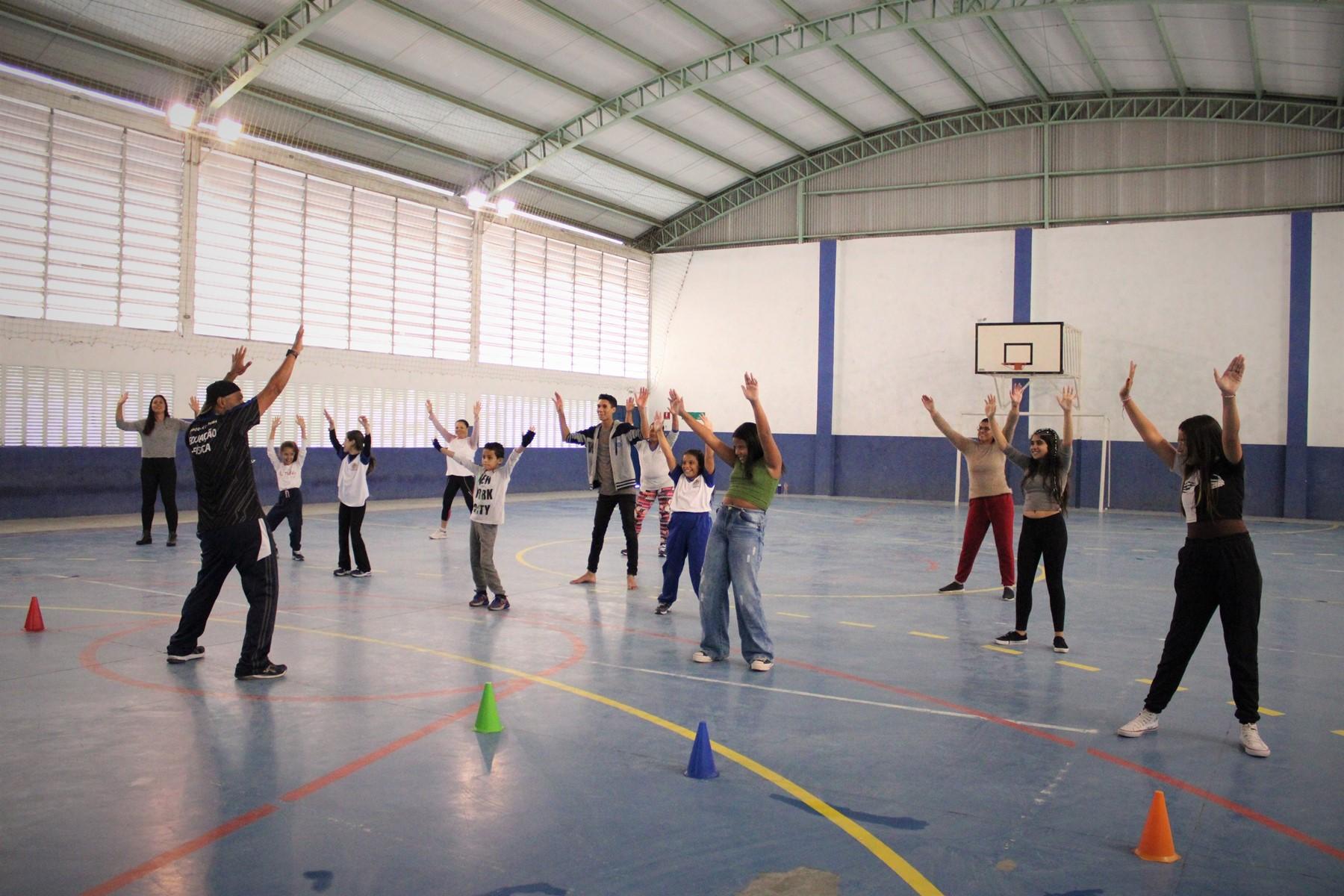 Projeto Esporte e Educação promove atividade física aos adultos nas escolas municipais de Itaquaquecetuba