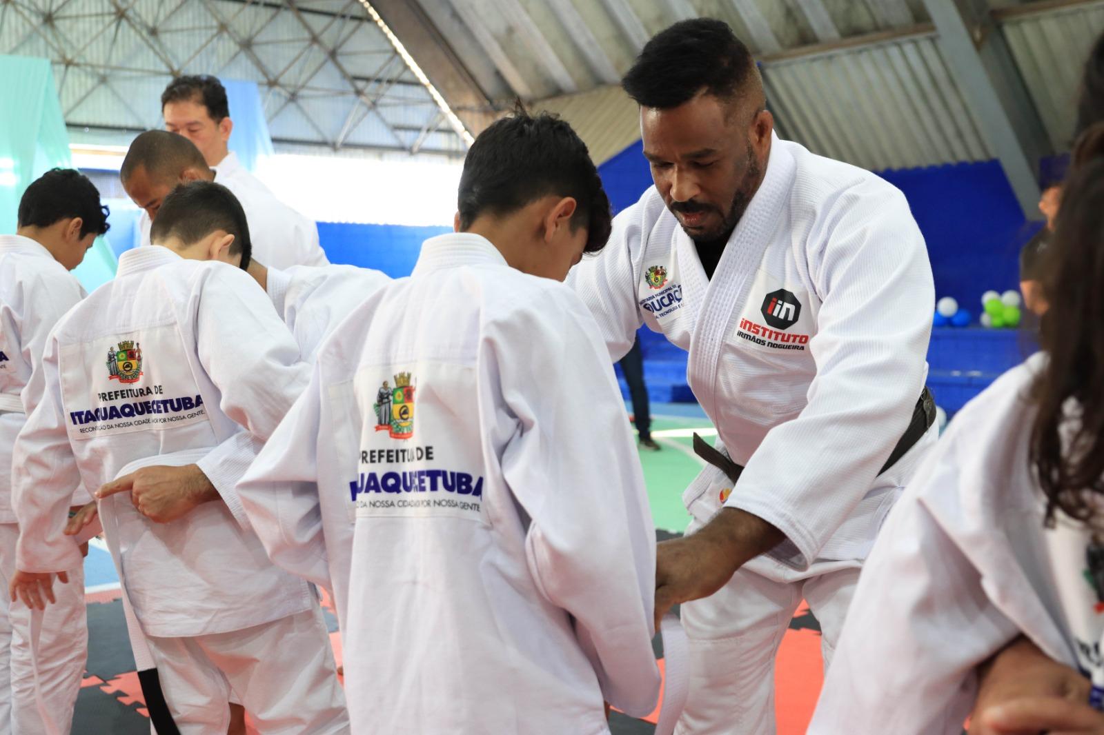 Prefeitura faz nova entrega de kimonos do projeto em parceria com o Instituto Irmãos Nogueira