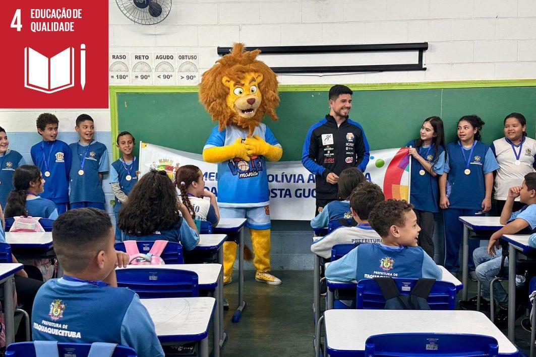 Mascote Léo visita escolas de Itaquá para incentivar participação no Saeb e Saresp
